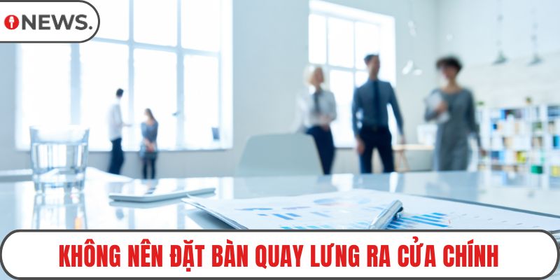 Không nên đặt bàn quay lưng ra cửa chính